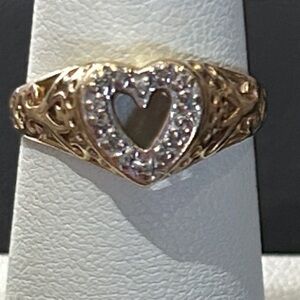 Elegant Heart shape 10kt Gold & Dimond chips Women's Size 6.5 Ring
